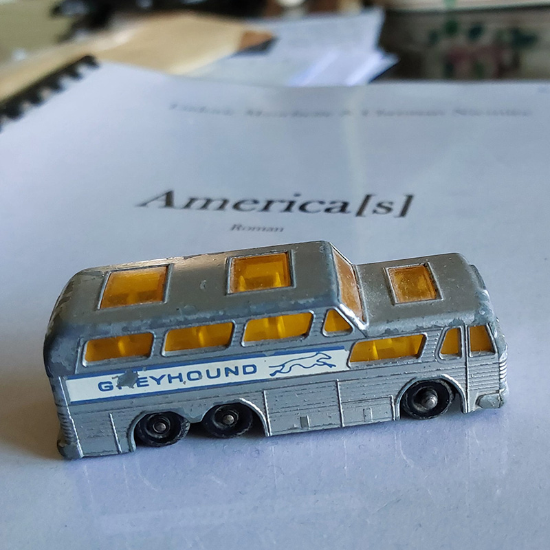 Ce bus Greyhound était posé sur notre bureau tout le temps de l'écriture. Quand Christian était petit, il l'adorait et a passé des heures à jouer avec. À l'époque, il regrettait seulement qu'il n'y ait pas de petits bonhommes à l'intérieur ! 😄😄 Nous avons fini par y mettre notre héroïne et quelques personnages... !