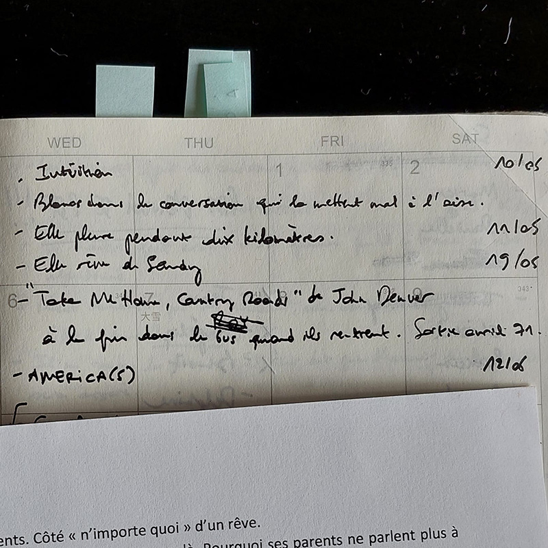 "Ainsi, nous avons trouvé le titre « America[s] » le 12 juin 2021 (après des mois d'écriture). Sur l'autre feuille : « Côté ""n'importe quoi"" d'un rêve. » Nous avions en effet cette vague idée de retranscrire l'absurdité d'un rêve, avec un personnage qui changerait du tout au tout d'une seconde à l'autre, par exemple. Finalement, Christian a fait un rêve très étrange la nuit précédent l'écriture de ce chapitre ! Une histoire de cheminée gravée au canif... qui s'est retrouvée dans le roman !"