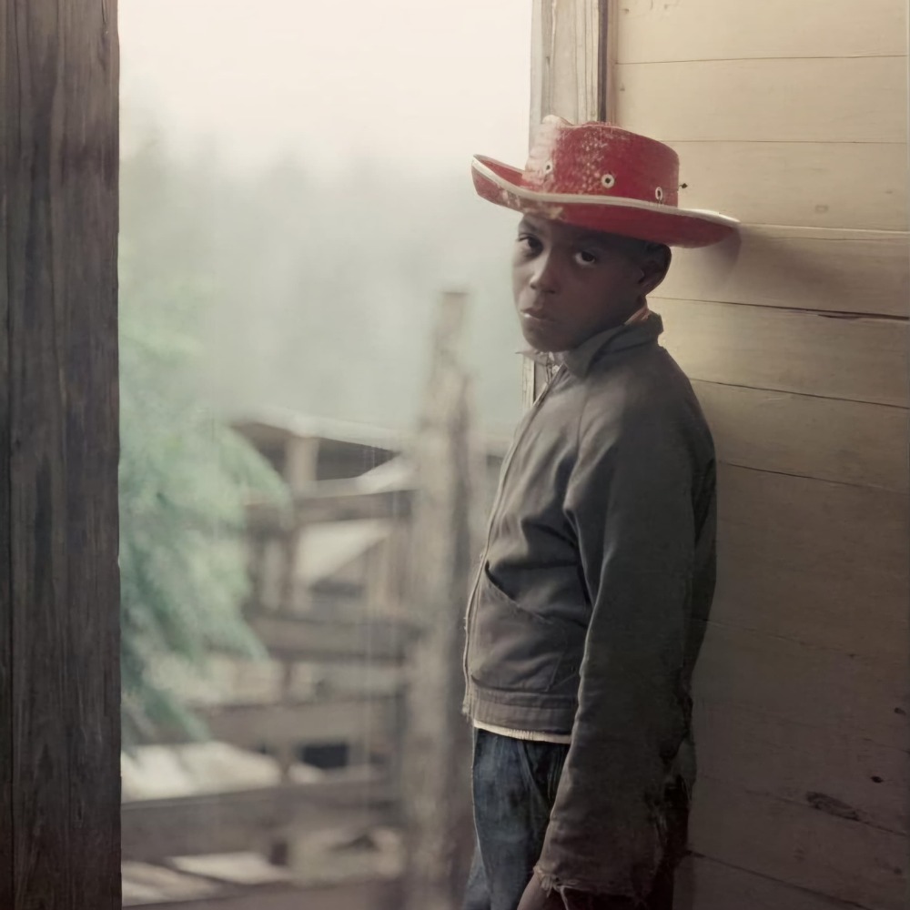 "« Untitled », Shady Grove, Alabama, 1956. Cette photographie de Gordon Parks nous a donné l'idée du petit garçon noir au chapeau de cow-boy rouge qui se jette dans les jambes de Bud, puis sous les roues de sa voiture, lorsqu'il arpente le quartier noir. Une façon de montrer l'évolution de notre personnage, qui ne réagit pas du tout de la même façon les deux fois."