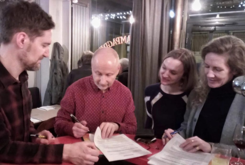 Signature du contrat avec Noëlle et Delphine, nos éditrices, en février 2020.