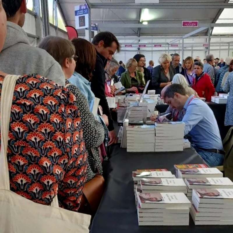 Impossible de trouver une photo où l'on voie à la fois les lecteurs et nous deux. Ici, on voit davantage Tatiana de Rosnay (de dos) que Christian... 😅🤭 Si vous venez sur un salon du livre et que vous réussissez à prendre en photo la file d'attente ET NOUS DEUX, nous vous en serons très reconnaissants !