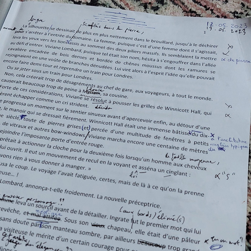 La première page de « À l'ombre de Winnicott », revue et corrigée. En haut, quelques traits au stylo bleu miment l'idée des premières lignes en forme pyramidale. Il nous arrive de nous relire ensemble ou séparément. En bleu, les notes de Christian qui nous a relus le 12 mai 2023, en noir celles de Ludovic qui nous a relus le lendemain.