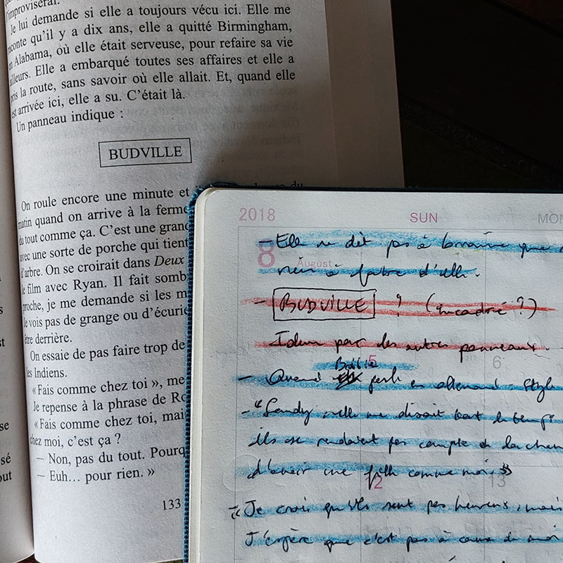 De l'idée « (encadré ?) » à la page imprimée. Nous aimons jouer avec la forme. À noter d'ailleurs cette idée, en dessous, d'adopter un style goth quand Bobbie prend l'accent allemand.