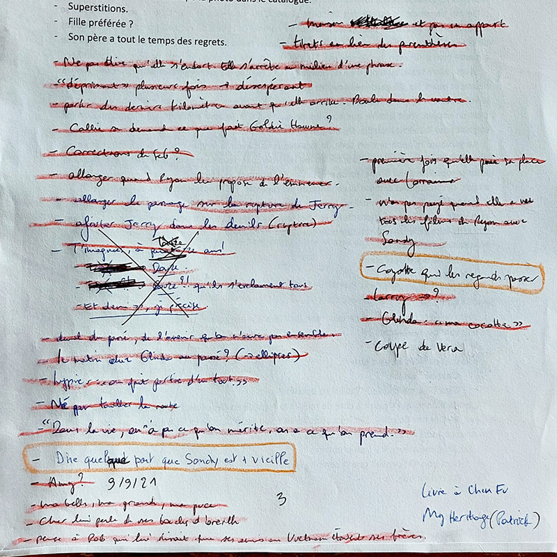 Des modifications à apporter aux manuscrits. Tiens, Roxy s'appelait Vera...