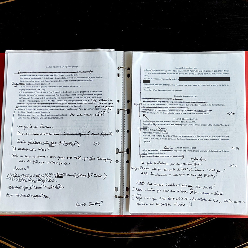 "C'est énormément de travail pour que ça se lise tout seul ! Page de gauche : « Pense que Lazarus est son mari. » En effet, Bud, qui dîne chez Adela, pourrait légitimement penser que son beau-frère qui vit chez elle est son mari. Puis nous sommes pris d'un doute : « Elle le lui a présenté devant l'église ? » Oui... « Elle va dans la cuisine : court jusque chez Mabel, qui fête Thanksgiving chez sa fille, pour utiliser son four. » Une idée saugrenue qui donne lieu à une séquence assez cocasse. Page de droite : Gloria s'est longtemps prénommée Mildred. Finalement, elle emprunte son prénom à Gloria Stuart, qui jouait Rose âgée dans « Titanic »."
